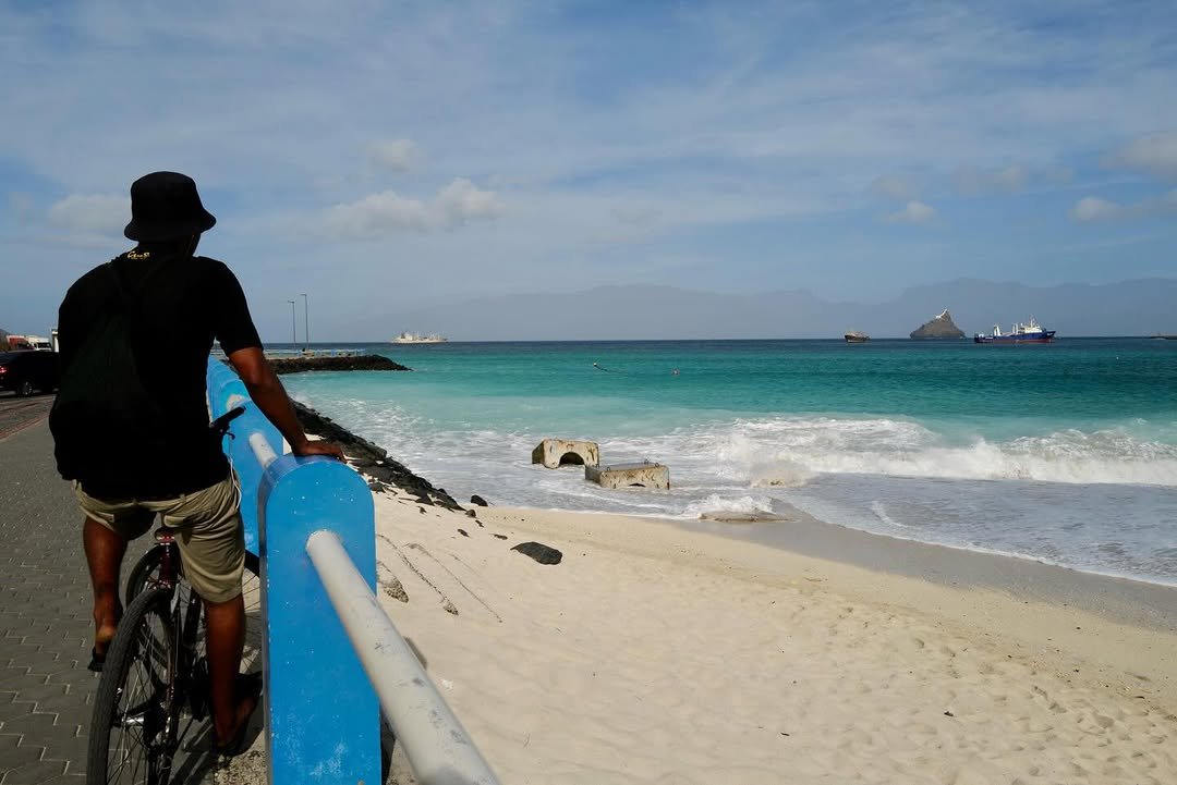 Cycliste sur la plage de Mindelo, Cap-Vert